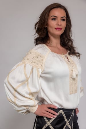 Broderii - Bluza accesorizata cu dantela si perle