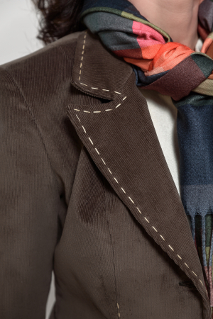 Sacou catifea reiata maro si cusaturi ornamentale [5]