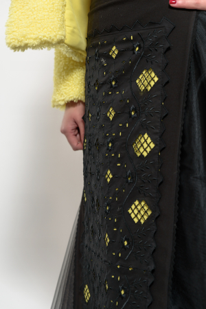 Fota bumbac brodat negru pe suport galben [2]