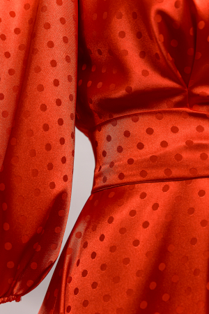 Rochie corai tripluvoal  satinat cu buline si floare supradimensionata [3]