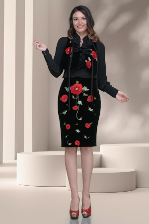 Veste brodate - Vesta Effect scurta din catifea neagra cu flori rosii brodate gen ilic