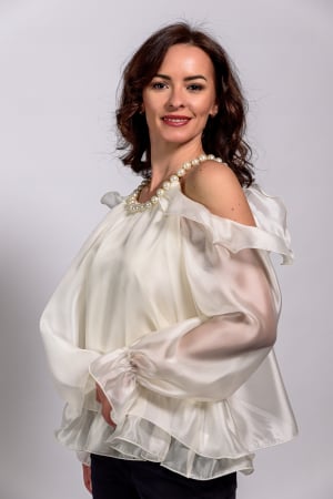 Bluze elegante - Bluza luxury voal satinat crem cu perle si strasuri la gat