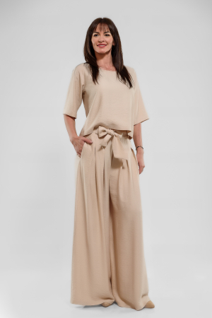 Compleuri cu pantaloni - Compleu vascoza bej:pantaloni palazzo cu pliuri si bluza asimetrica cu nasturi la spate