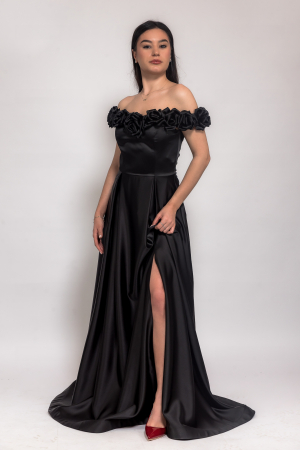 Rochii de ocazie - Rochie Lunga Neagra Din Satin Cu Flori 3d Pe Umeri