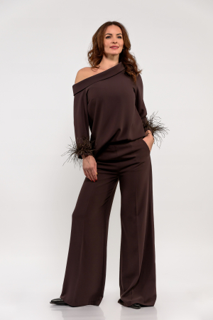 Compleuri cu pantaloni - Compleu tripluvoal maro cu pene de strut la mansete