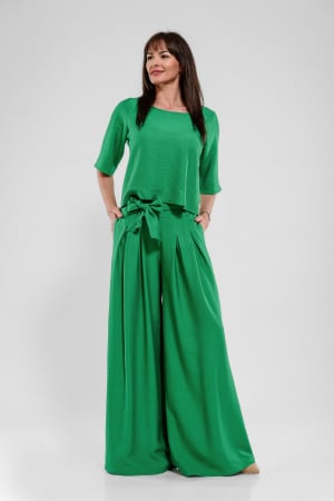 Compleuri cu pantaloni - Compleu vascoza verde: pantaloni palazzo cu pliuri si bluza asimetrica cu nasturi la spate