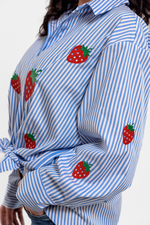 Camasa cu dungi bleu-alb, capsuni brodate [3]