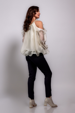 Bluza luxury voal satinat crem cu perle si strasuri la gat [2]