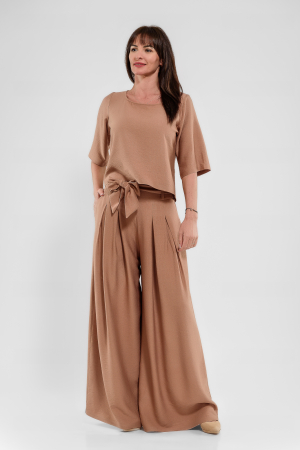 Compleuri cu pantaloni - Compleu din vascoza ciocolata:pantaloni palazzo cu pliuri si bluza asimetrica cu nasturi la spate