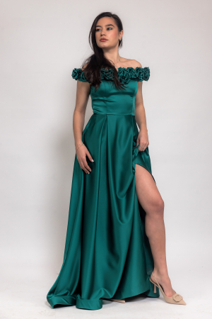 Rochii de ocazie - Rochie lunga din satin cu flori 3d pe umeri