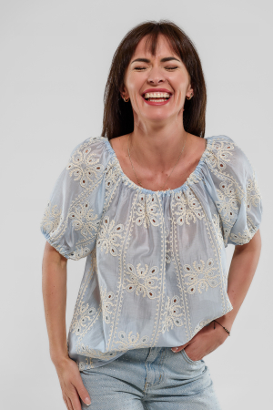 Bluze brodate - Bluza  vascoza  sidefata bleu  cu broderie englezeasca crem