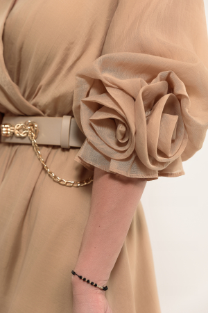 Rochie bej cald  petrecuta cu trandafiri handmade la maneci [4]