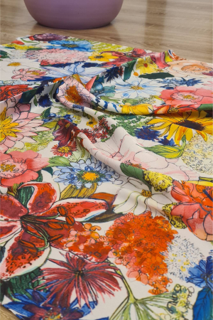 Esarfe - Explozie de culoare: eșarfă florală 70x70 cm cu mătase – eleganță care atrage privirile