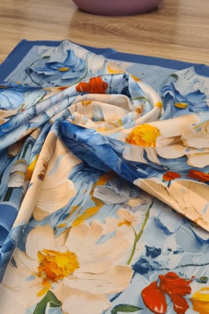 Accesorii - Rafinament în relief – flori 3D pe mătase fină