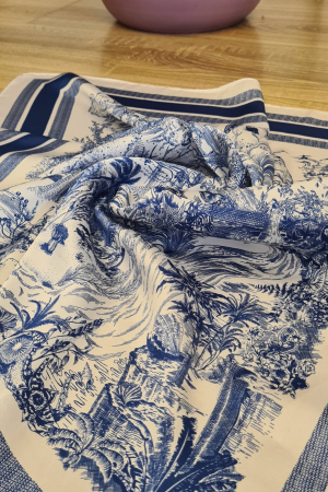 Rafinament francez reinterpretat – eșarfa iconică a femeii sofisticate [0]