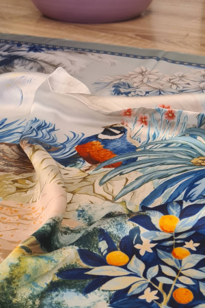 Esarfe - Artă pe mătase: eșarfă 70x70 cm cu design floral și exotic