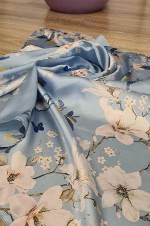 Esarfe - Eșarfă delicată cu mătase si imprimeu floral  pe fundal bleu pastel