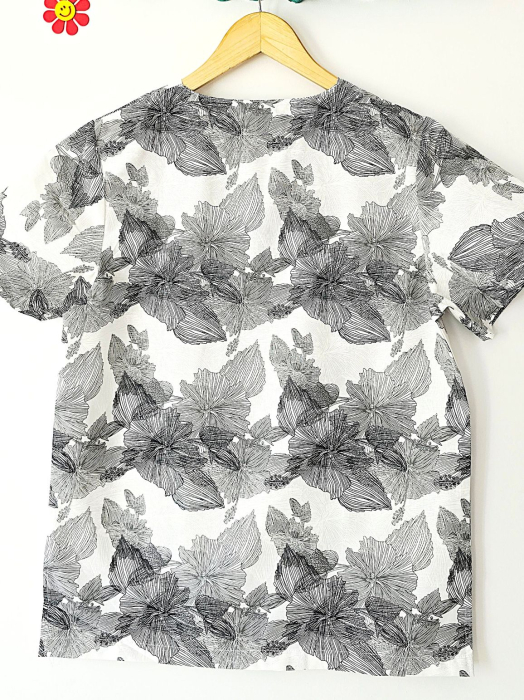 bluza-bumbac-flori-mari-gri-fond-alb [2]