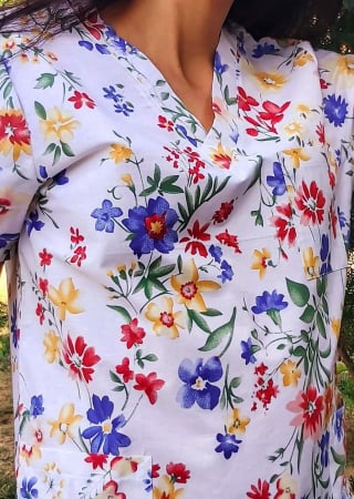 Bluze Medicale - Bluza Bumbac Flori Albastre Si Rosii