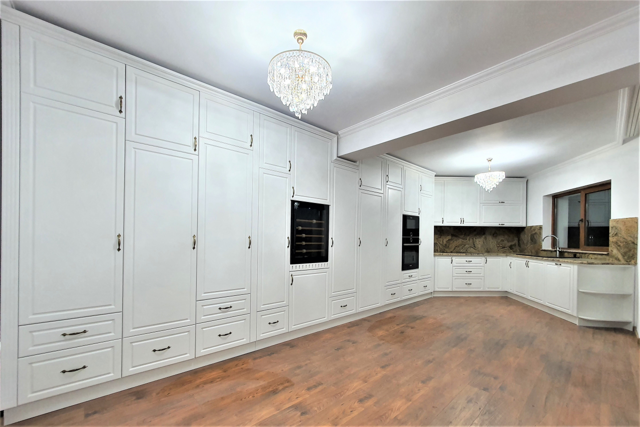 Elegant Custom Kitchen [2]