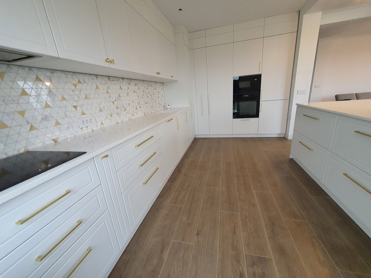 Elegant and Timeless Custom Kitchen Design [2]