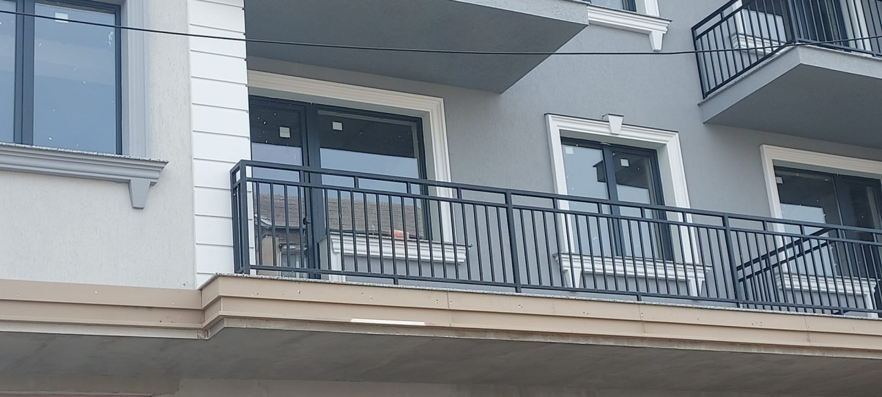 Eisa Urban Line – Balustrade Metalice Verticale pentru Clădiri Rezidențiale [1]
