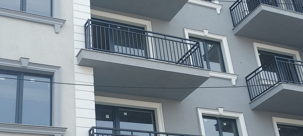 Eisa Urban Line – Balustrade Metalice Verticale pentru Clădiri Rezidențiale [2]