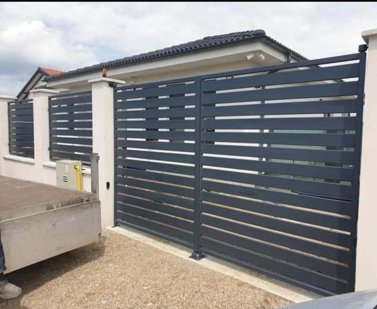 Eisa Urban – Poartă și Gard cu Lamele Metalice Orizontale [1]