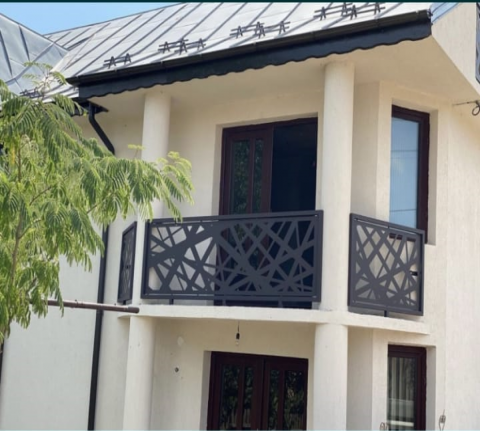 Eisa Fragment – Modern Steel Balcony Railings with Abstract Geometric Design [1]