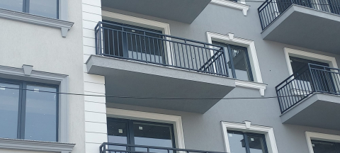 Eisa Urban Line – Vertical Steel Railings for Residential Buildings [1]
