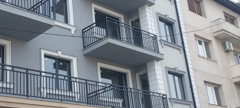 Eisa Urban Line – Vertical Steel Railings for Residential Buildings [2]