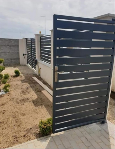 Eisa Urban – Horizontal Slat Metal Gate & Fence System [2]
