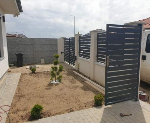 Eisa Urban – Horizontal Slat Metal Gate & Fence System [1]