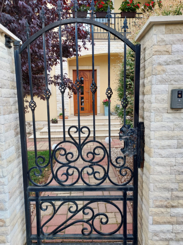 Wrought Iron Gates and Fences – Timeless Elegance for Distinctive Homes [2]