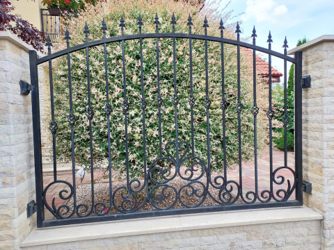 Wrought Iron Gates and Fences – Timeless Elegance for Distinctive Homes [1]