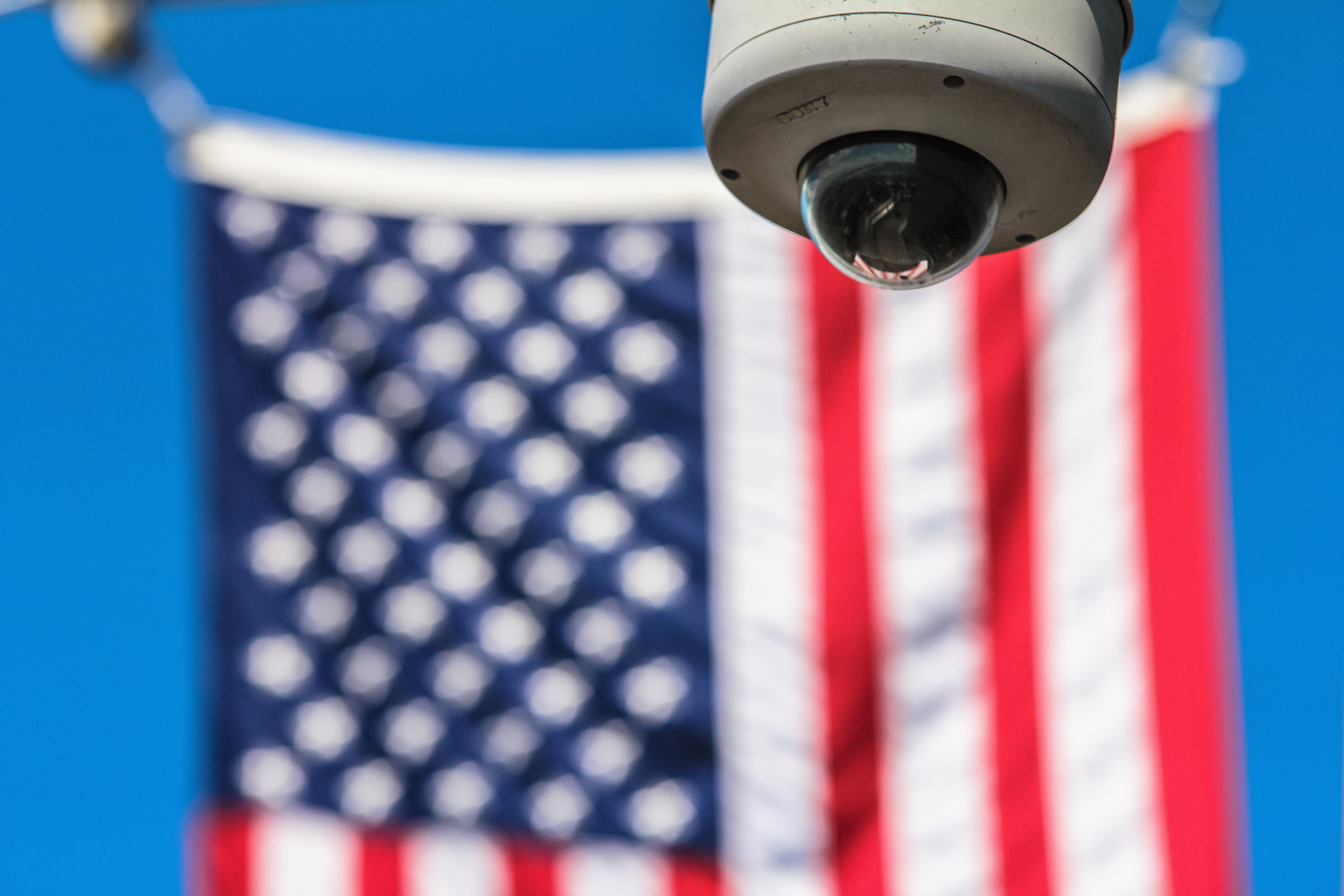 Monitorizează casa ta în mod discret cu ajutorul camerei Spy Wi-Fi IP ascunse în ceasul deșteptător