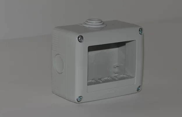 Prize si intrerupatoare - Cutie Gewiss 3 posturi IP40
