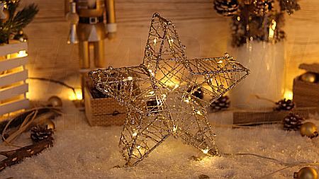 Iluminat festiv - Stea LED de Crăciun, aurie, din metal, cu baterii