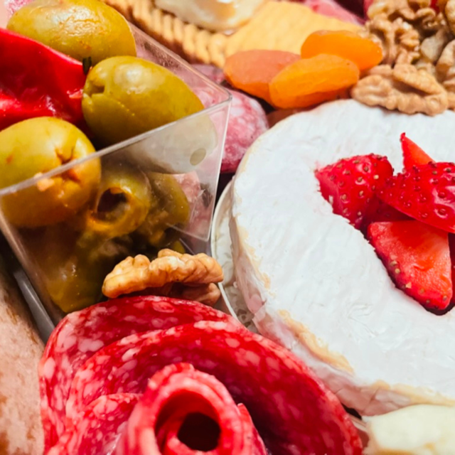 Charcuterie Deluxe Box [8]