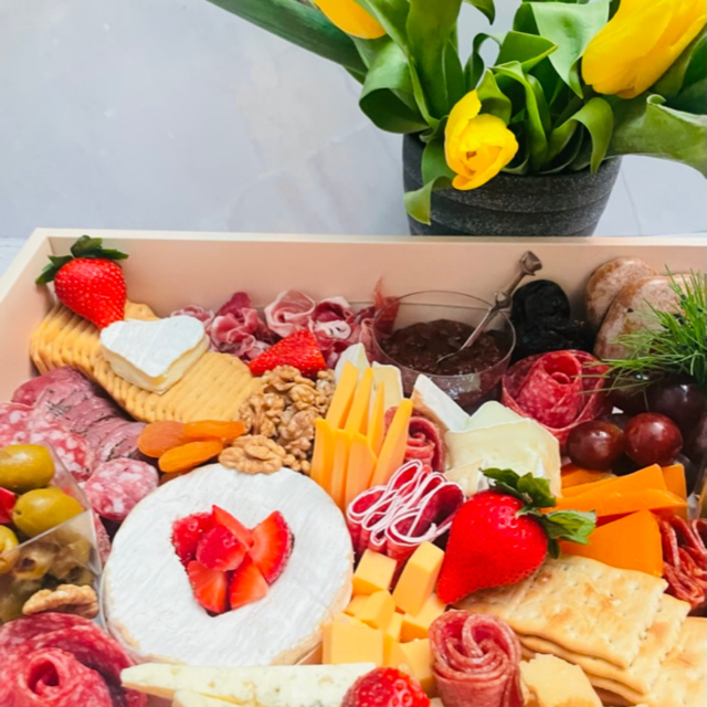 Charcuterie Deluxe Box [6]