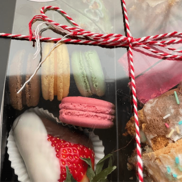 Chec box cu macarons si capsuni glasate [7]