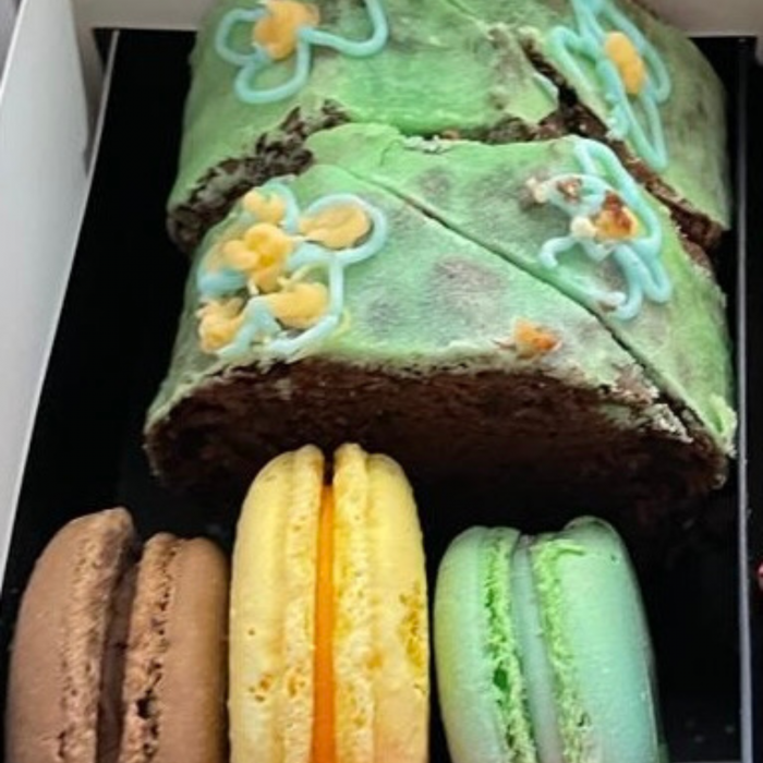 Chec box cu macarons si capsuni glasate [5]