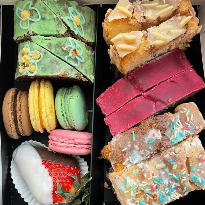 Chec box cu macarons si capsuni glasate [3]