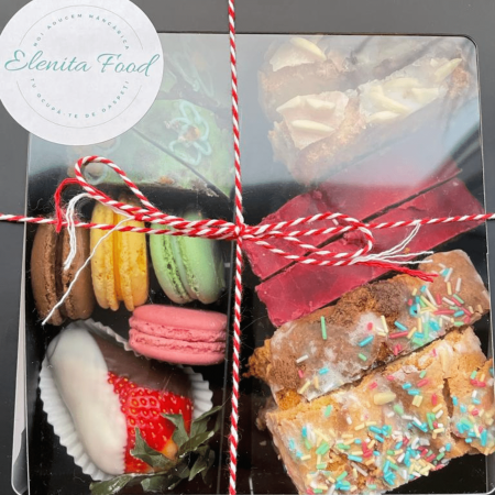 Chec box cu macarons si capsuni glasate [1]