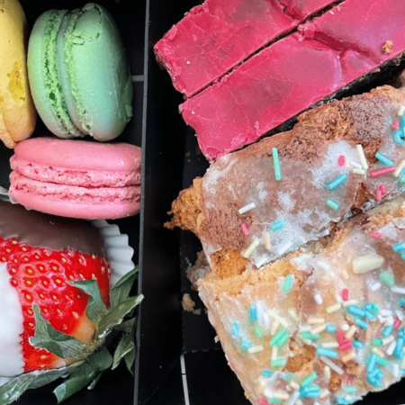 Chec box cu macarons si capsuni glasate [3]