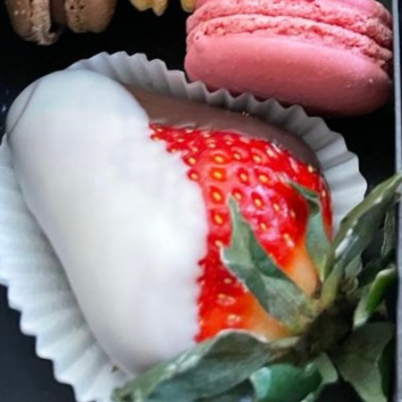 Chec box cu macarons si capsuni glasate [5]