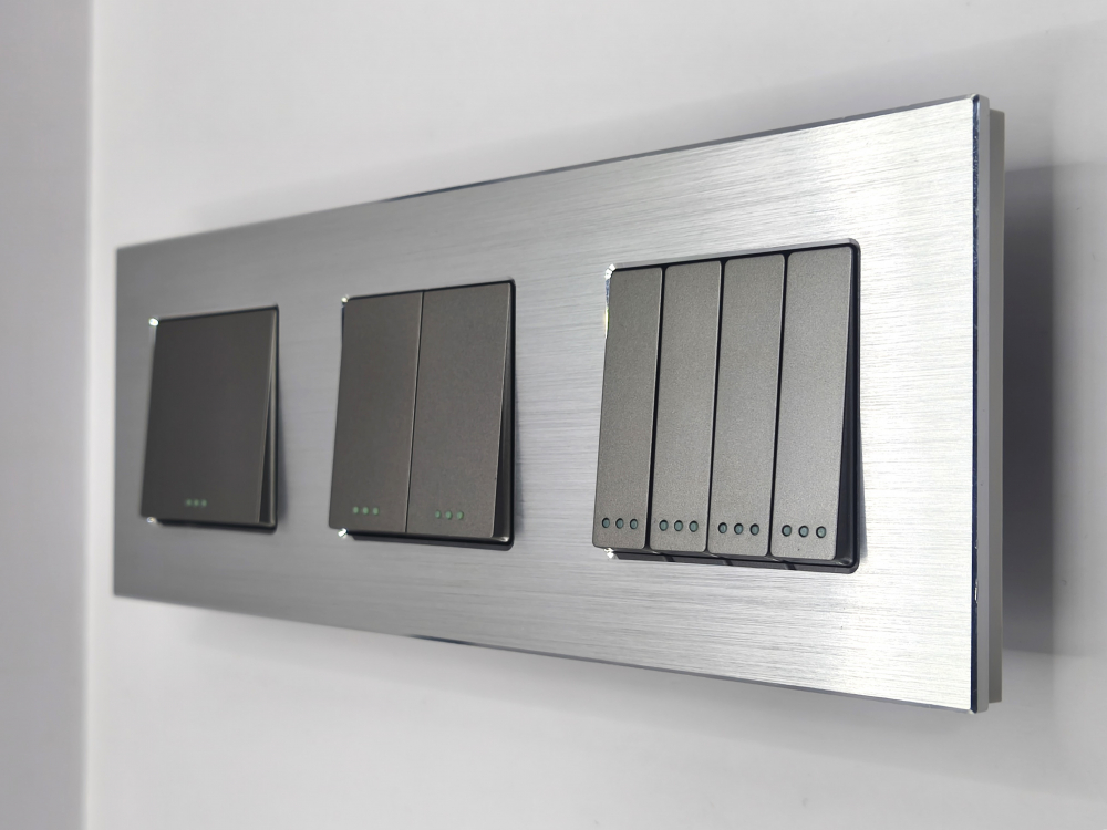 Intrerupator mecanic 3 doze configurabil cu rama de aluminiu (simplu, dublu, triplu, cap scara, dimabil, etc.) [3]