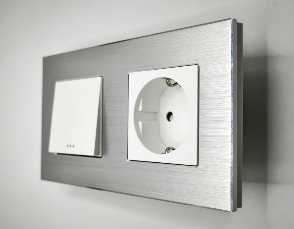Intrerupator mecanic + priza 2 doze configurabil cu rama de aluminiu (simplu, cap scar/cruce, priza cu wifi, etc). [1]