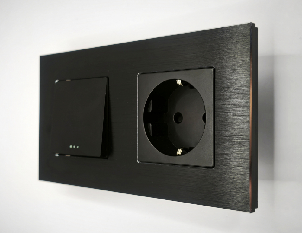 Intrerupator mecanic + priza 2 doze configurabil cu rama de aluminiu (simplu, cap scar/cruce, priza cu wifi, etc). [1]