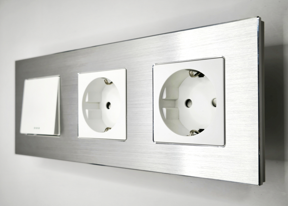 Intrerupator mecanic + priza 3 doze configurabil cu rama de aluminiu (simplu, cap scar/cruce, priza cu wifi, etc) [1]